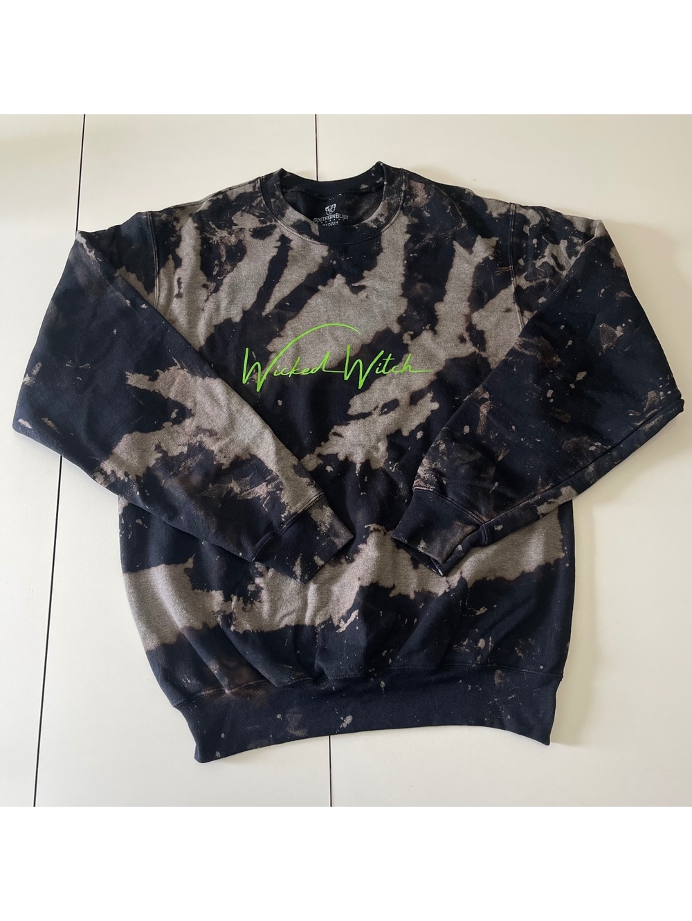 Southern Bliss Women's Size Medium Wicked Witch Bleached Sweatshirt